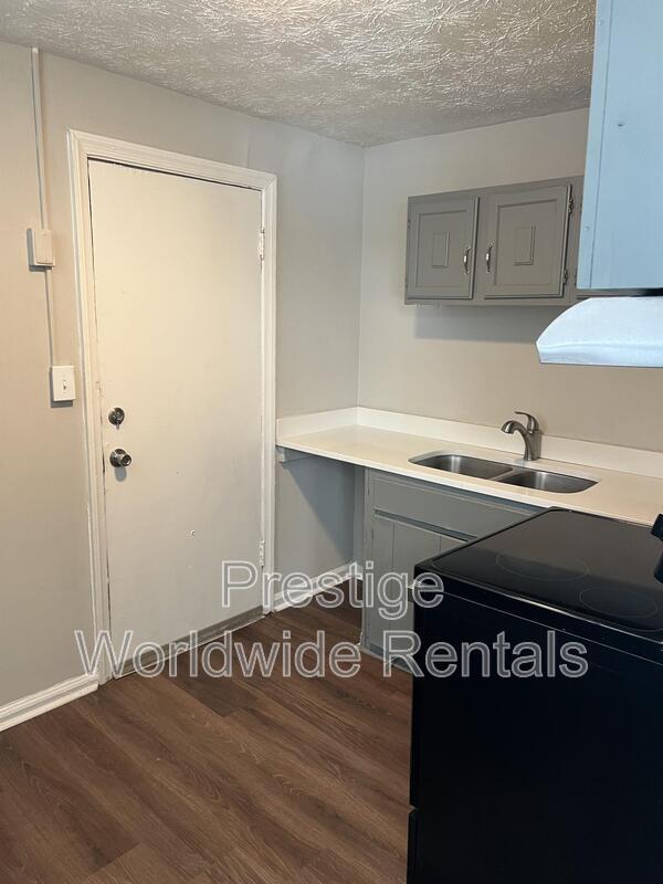 Building Photo - 483 Harold St