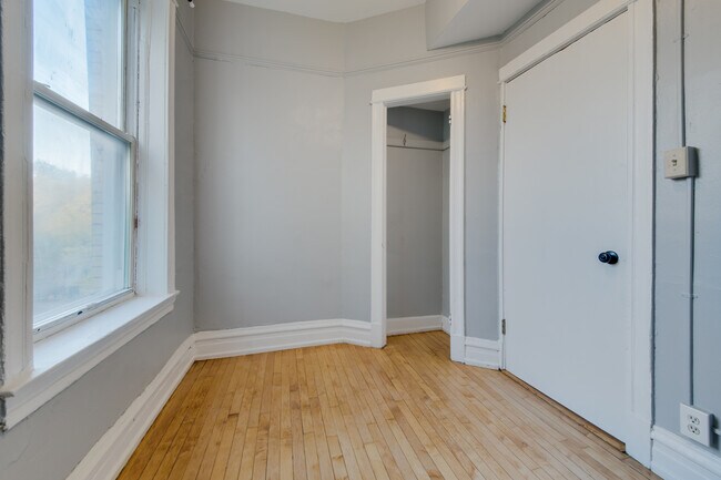 Building Photo - 2511 W Le Moyne St