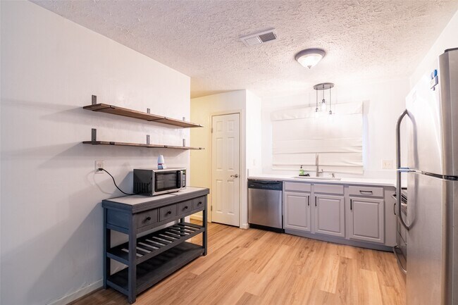 Building Photo - 2717 S Millbend Dr