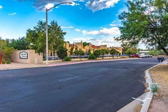 Building Photo - Pending/ Rented - One Bedroom Condo on Riv...