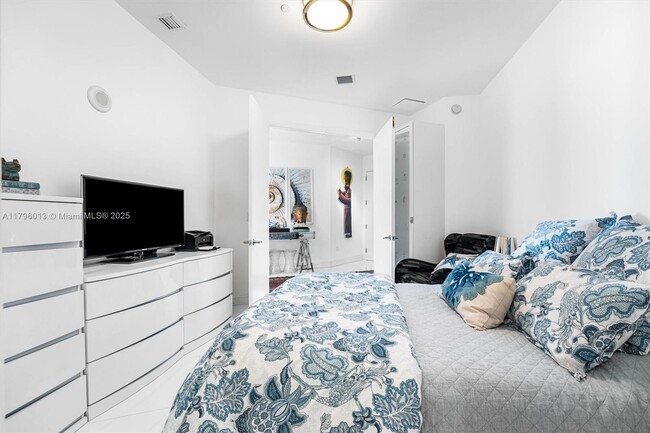 Building Photo - 15811 Collins Ave