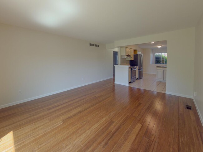 Building Photo - Move-In Ready Ranch Condo with Basement & Prime Location