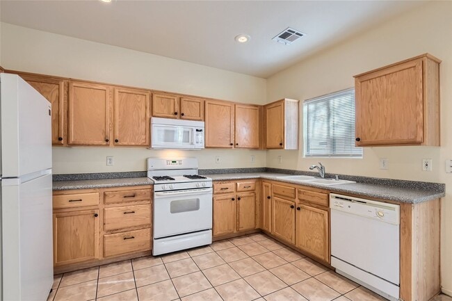 Building Photo - EXQUISITE 3-Bedroom Home - Modern Amenitie...