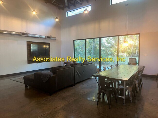 Building Photo - Modern Industrial 2Bed/2Bath Plus Loft in NW Gainesville