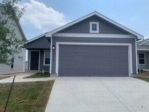 Building Photo - *MOVE IN SPECIAL* Comfortable Living with Open Kitchen & Fenced Yard!