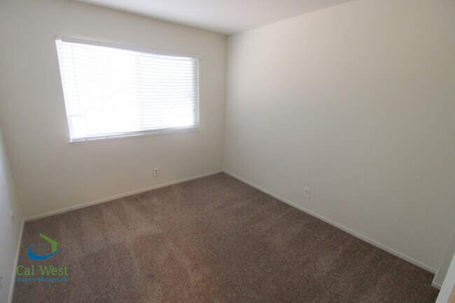 Building Photo - $2395 - 2 Beds/1 Bath Upstairs Condo Near ...