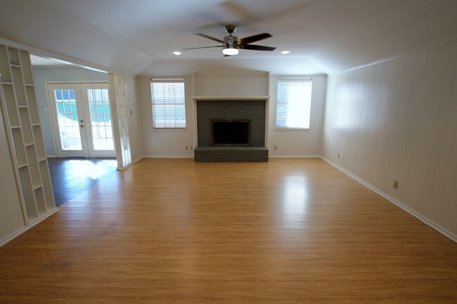 Building Photo - Stunning 4-bedroom, 2-bath house in Tyler!