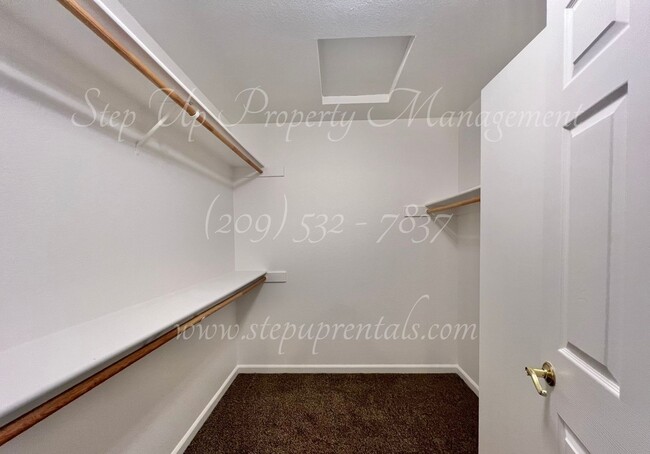 Building Photo - Cozy and Charming 3 Bedroom 2 Bathroom in ...