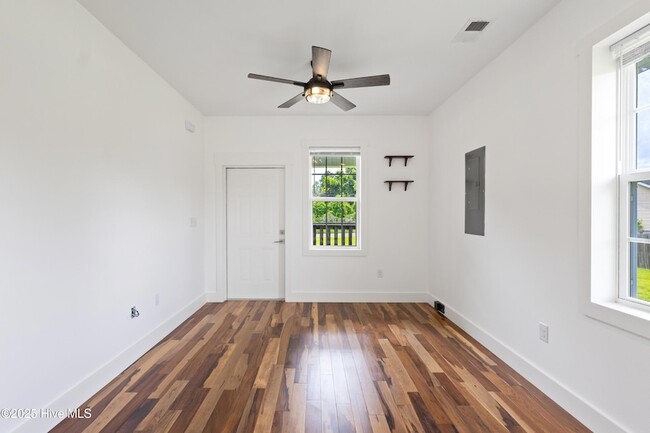 Building Photo - 213 Sanders St