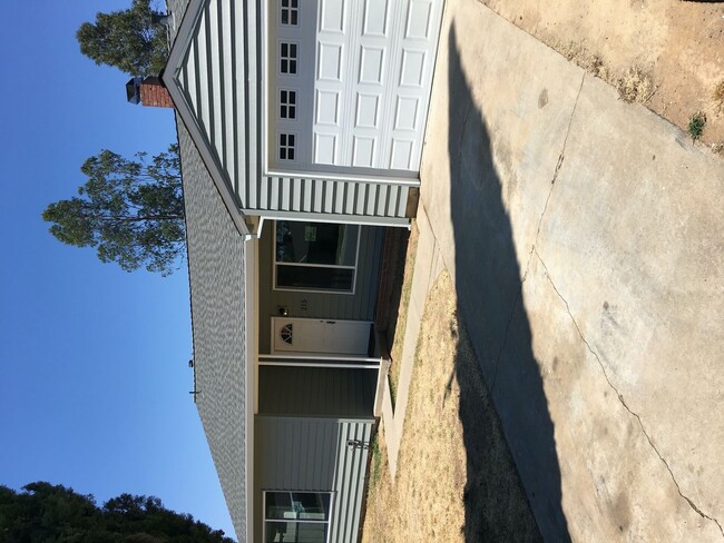 Building Photo - COMING SOON! Beautifully Renovated 3 Bedro...