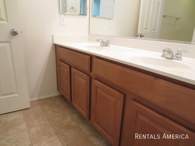 Building Photo - 890 E Doral Ct