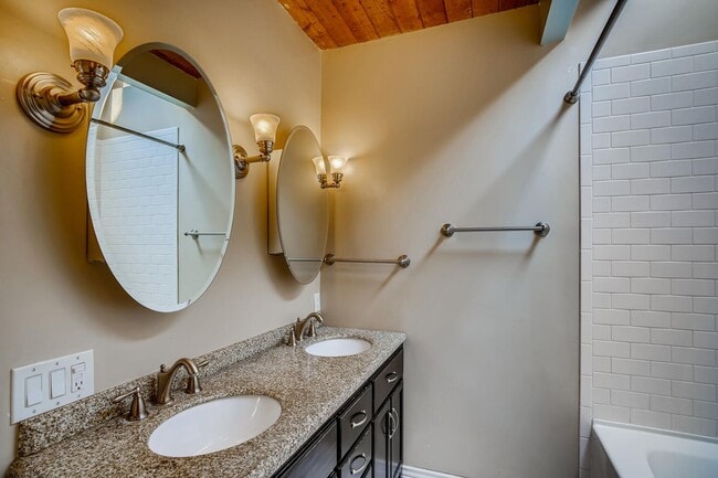 Building Photo - LOCATION LOCATION!!  Local gem in a quiet ...