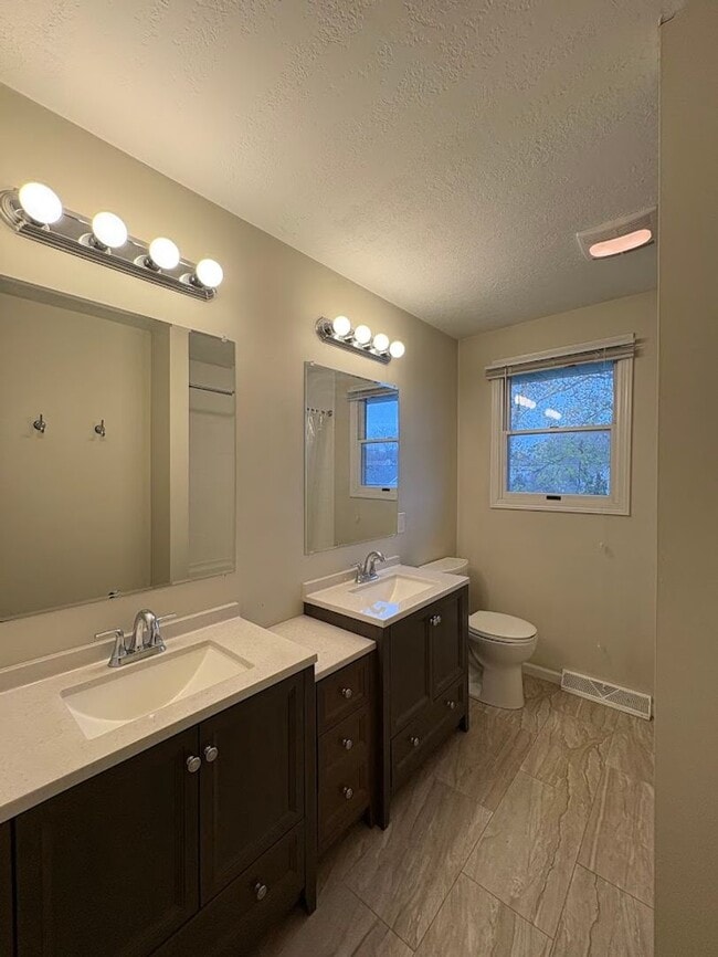 Building Photo - Beautiful and spacious 3 bedroom 2.5 bathroom townhome available for rent