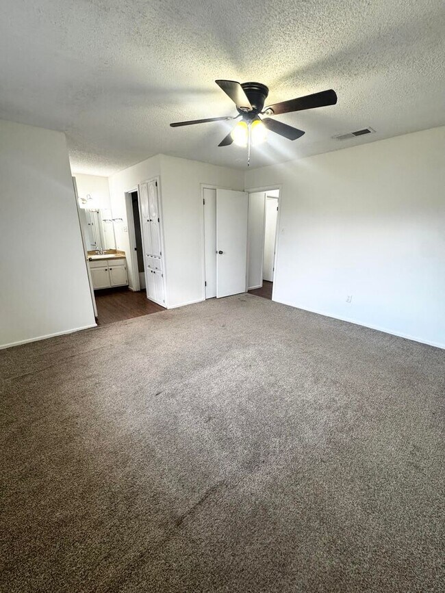 Building Photo - 3 Bedroom 2 Bathroom For Rent