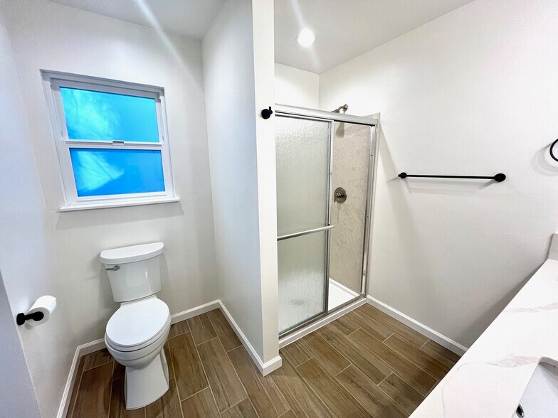 Upstairs bathroom - 13642 Brooks Rd