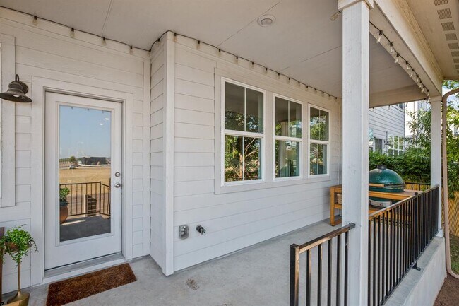 Building Photo - 7118 Silver Star Ln