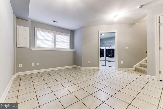 Building Photo - 953 Harrison Cir