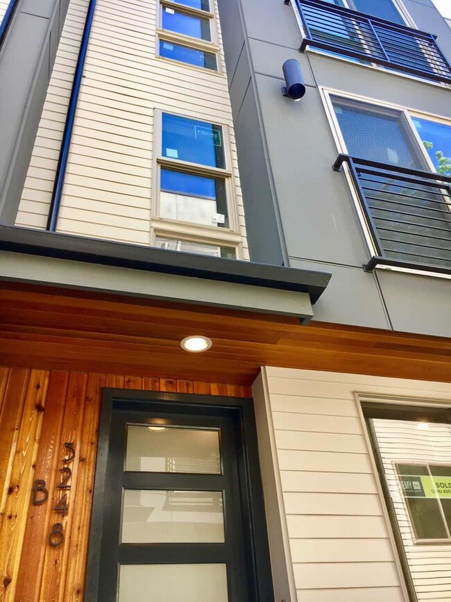 Building Photo - Beautiful 3bed 2.5 bath Home in Queen Anne...