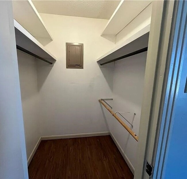 Building Photo - New Listing in a great location