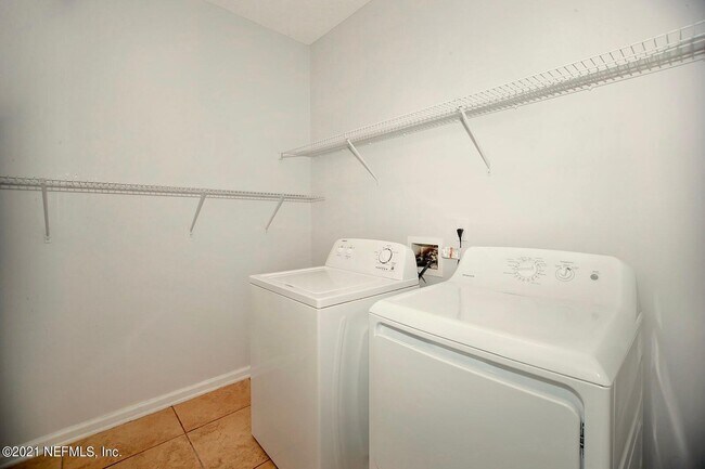 Building Photo - 6466 Ginnie Springs Rd