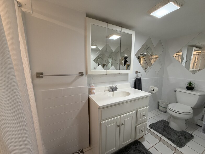 Building Photo - 223 Hurley St