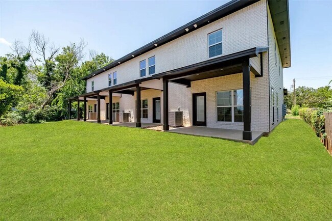 Building Photo - 1540 W Long