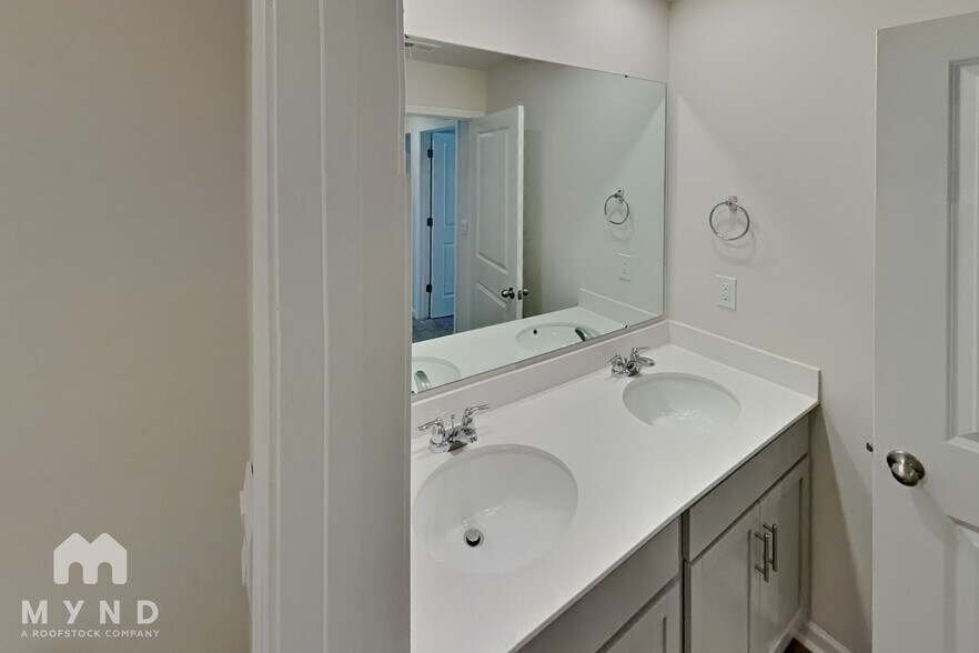 Building Photo - 2140 Redstone Dr