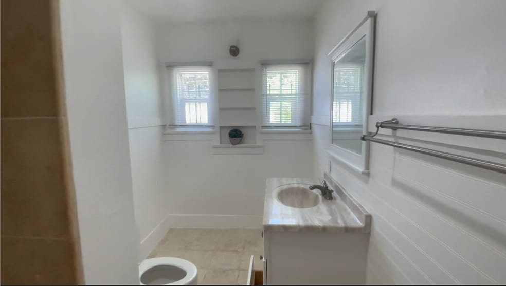 Building Photo - 2-Bedroom Duplex in Prime Mid-Wilshire Area!