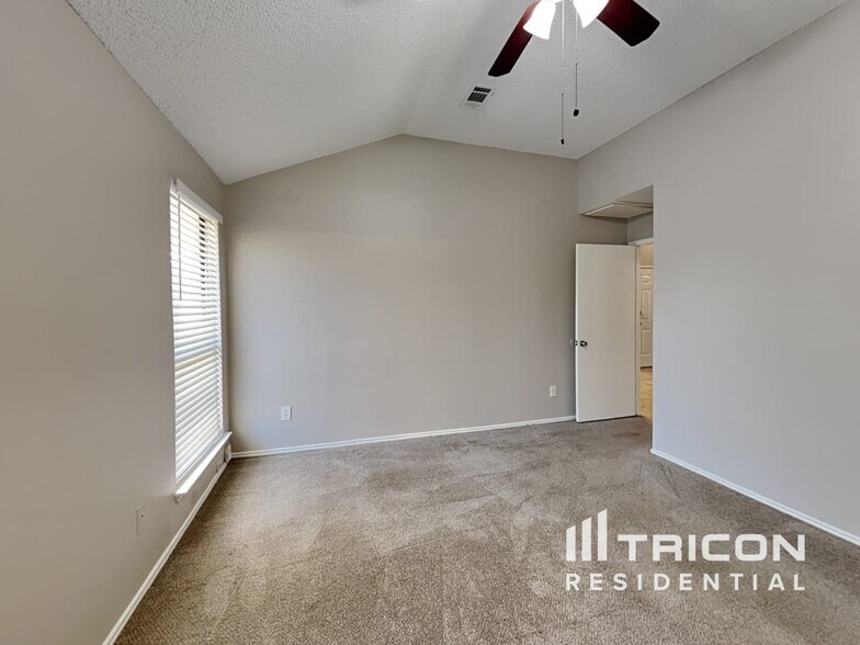 Building Photo - 916 Simon Dr
