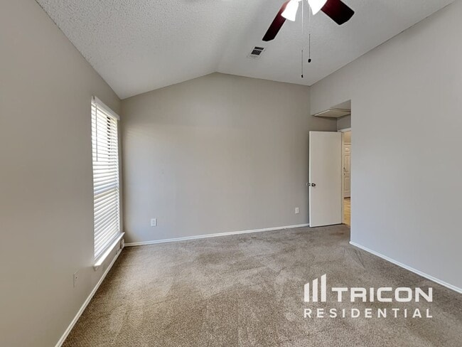 Building Photo - 916 Simon Dr