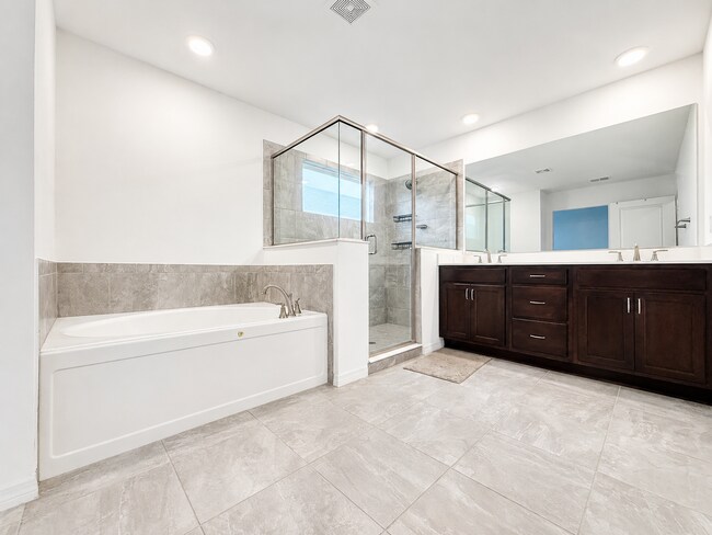 Building Photo - Experience modern & expansive living in this corner-lot 5Bedrooms/3.5Bath home at Ocala!