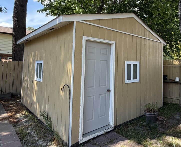 Building Photo - 713 Little Neck Rd