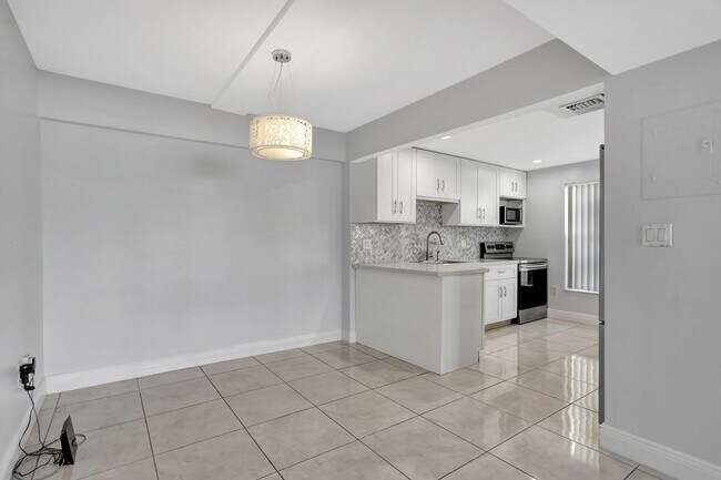 Building Photo - 4156 Inverrary Dr