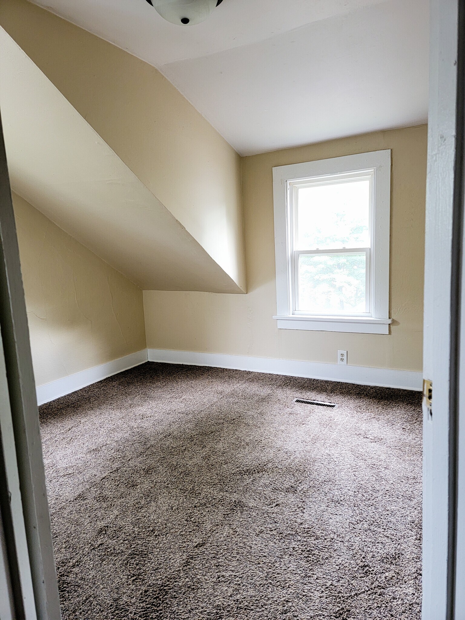 Building Photo - 623 Deyo Ave