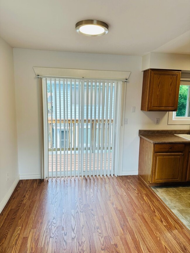 Building Photo - Charming & Cozy Camas Duplex
