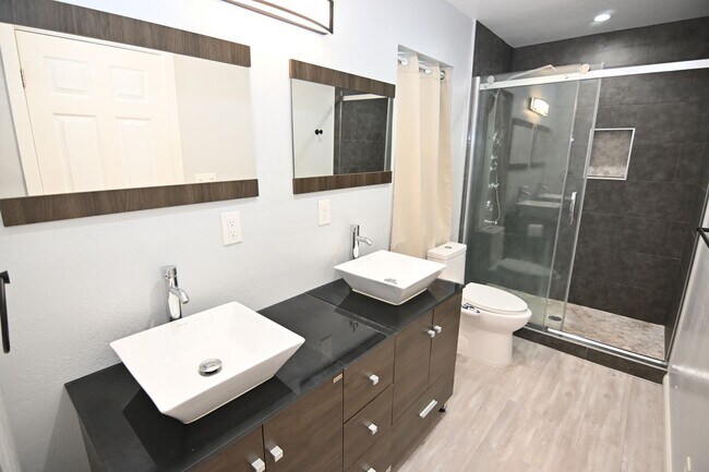 Building Photo - 1935 Jackson St