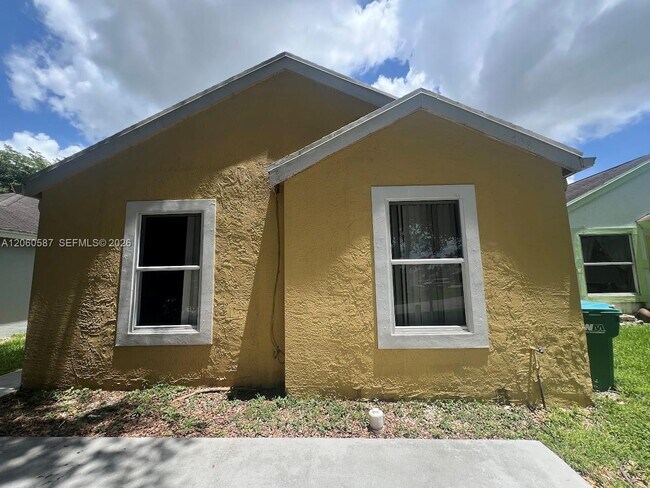 Building Photo - 738 SW 9th St