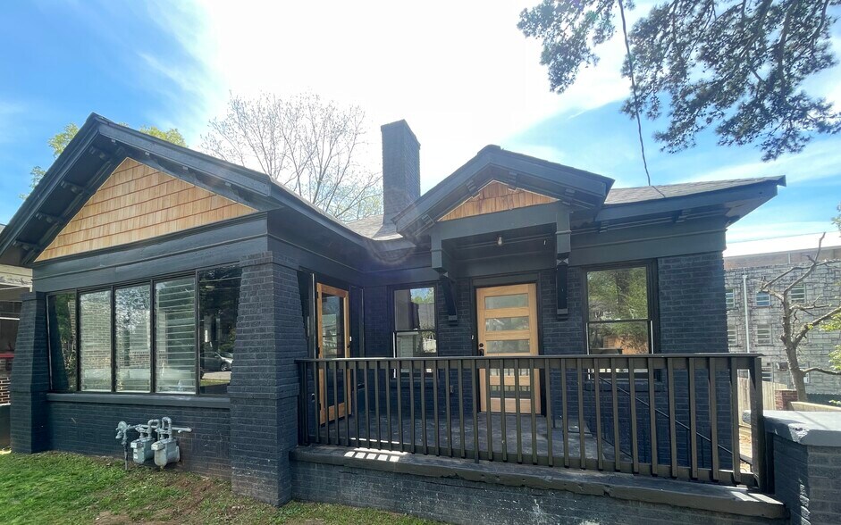 B unit ( triplex apt hm) - 998 Woodbourne Dr SW
