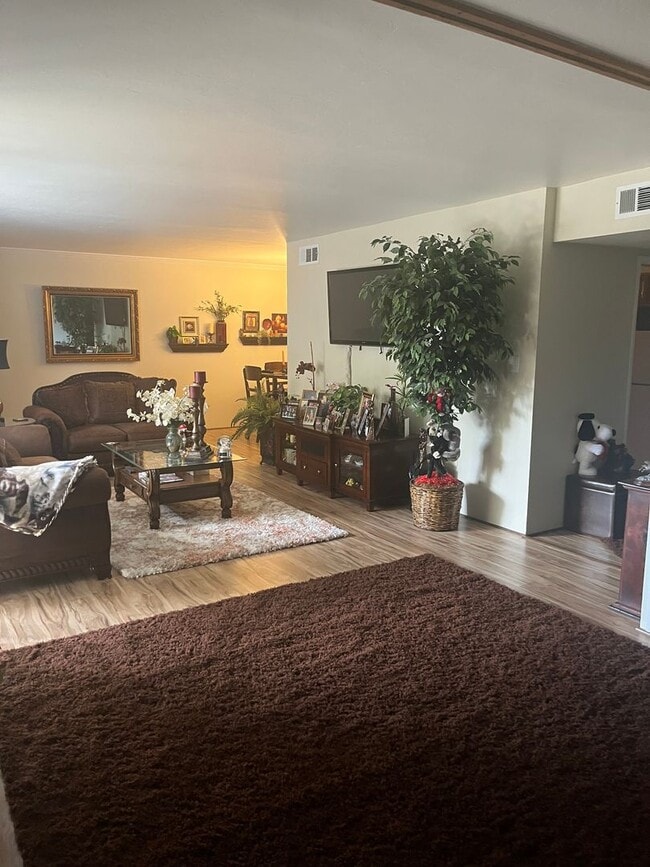 Building Photo - Lovely 2 Bedroom and 2 Bathroom Condo!