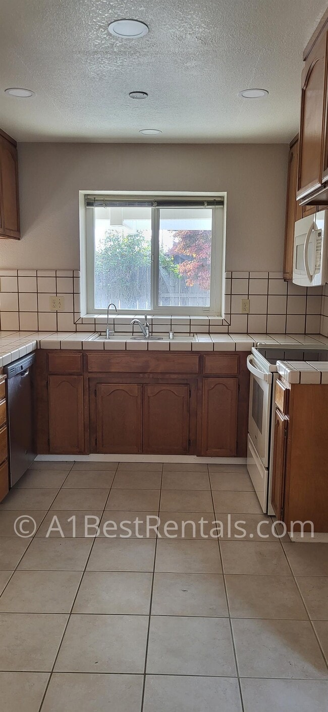 Building Photo - 2824 Finlandia Ave