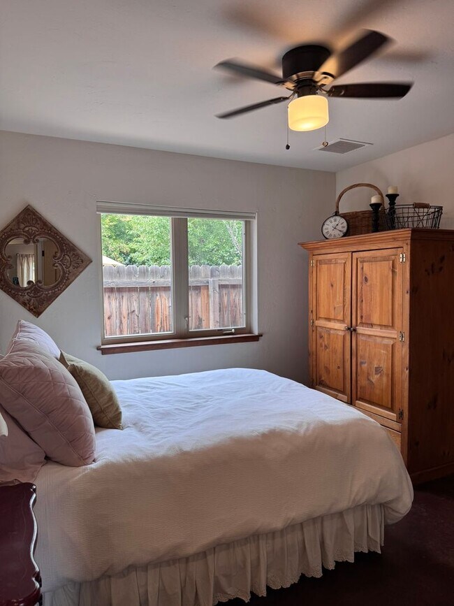 Building Photo - Stylish One-Story FULLY FURNISHED 3Bed, 2B...