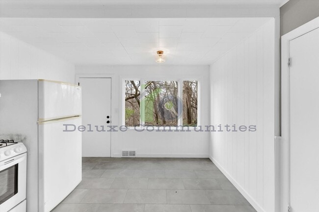 Building Photo - Rare 1-Bedroom Full Home – Big Kitchen, Ha...