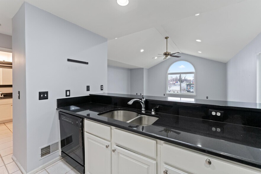 Building Photo - 512 W 12 Mile Rd