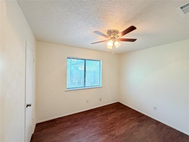 Building Photo - 10904 Meadgreen Ct