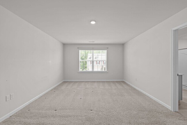 Building Photo - Stunning 5 Bedroom Home with a Fully Fenced In Yard!