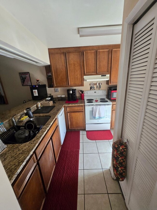 Building Photo - 2/2 Condo in the quiet community of Mile Run