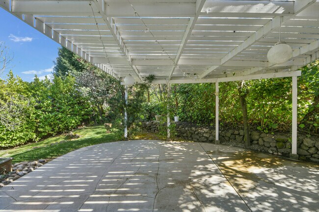 Building Photo - 925 Hawthorn Dr