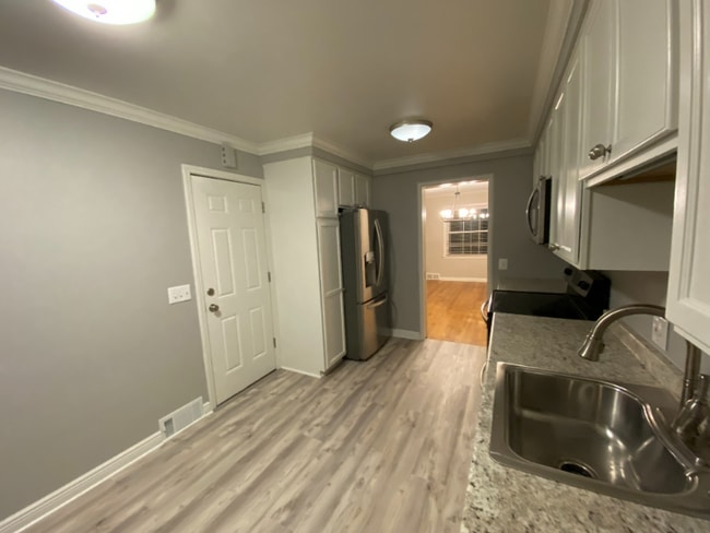 Building Photo - 835 Harcourt Rd