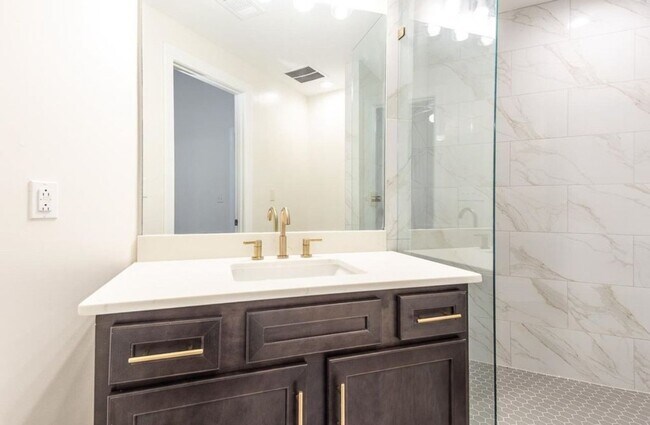 Building Photo - Modern Downtown Memphis Condo with Prime Location