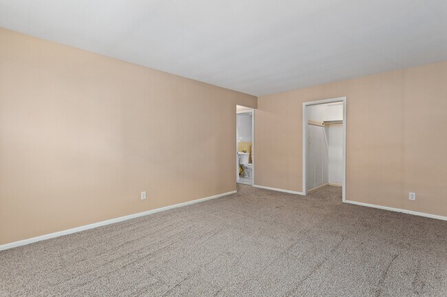 Master with ensuite bath and walk-in closet - 19425 Van Aken Blvd